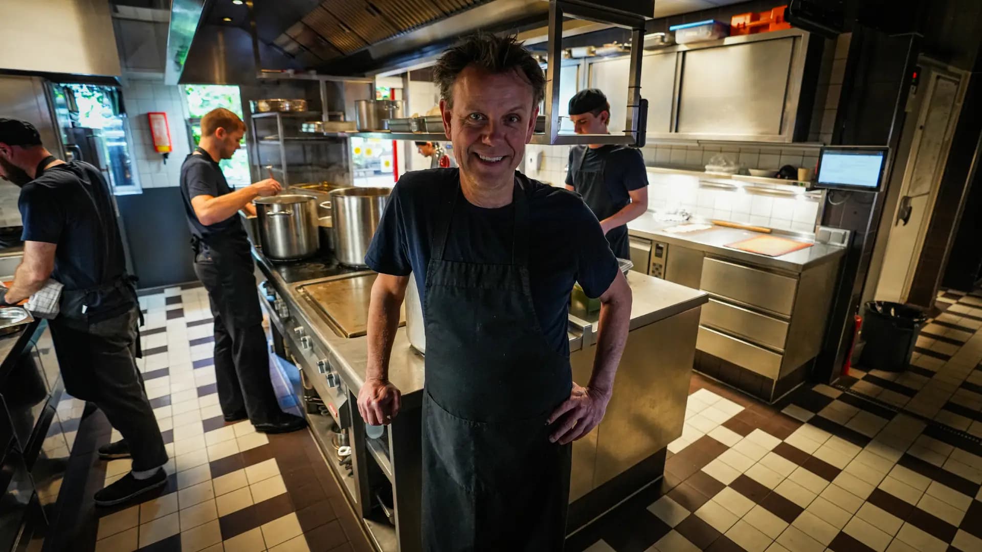 An image of a chef uploading their own recipe in the Gastronomixs application