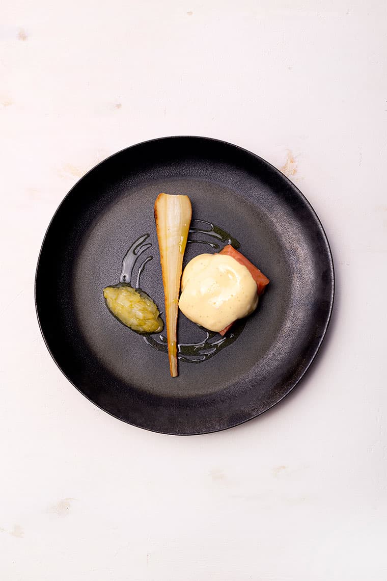 Sous vide gegaarde zalm met codium en peterseliewortel